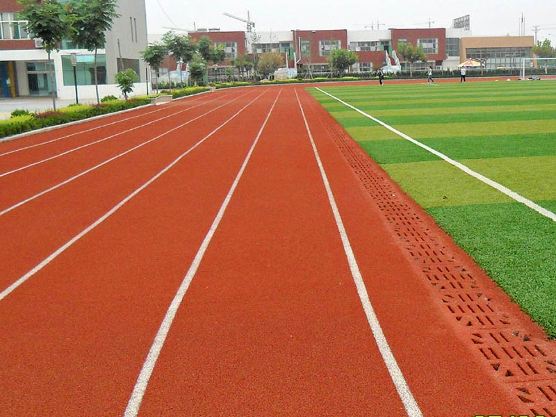 100米塑膠跑道與公路跑步哪個快？